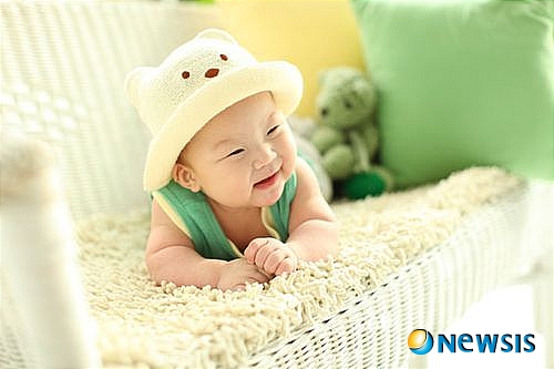 【서울=뉴시스】온라인뉴스팀 = 산모도우미 제도는 신생아의 육아와 산후조리의 경험이 많은 중년의 도우미가 아기를 돌보아주는 것은 물론 산모가 건강하게 산후조리를 마칠 수 있도록 도와주는 제도다.&nbsp; <사진=아가랑산모도우미 제공> photo@newsis.com 