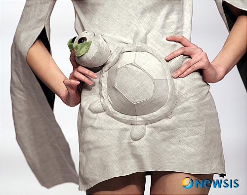 【서울=뉴시스】김정환 기자 = 성(性)적인 문제에서 완전히 자유로운 사람이 얼마나 될까? 잡지나 신문, 전단을 보면 성과 관련이 있는 광고가 사흘이 멀다 하고 등장한다. 성 문제가 그만큼 많은 사람들의 고민거리라는 반증이다. '성오륜서'는 평생 단 한 차례도 패하지 않았다는 검객 미야모토 무사시의 저술 '오륜서(五輪書)'에 성을 접목해 성과 관련이 있는 신체단련법 기교 등을 설명한 책이다. 땅(地) 물(水) 불(火) 바람(風) 하늘(空) 5장으로 구성돼 있다. 땅의 장부터 바람의 장까지는 성 이론과 심리, 테크닉이다. 하늘의 장은 삼매 오르가슴, 즉 공(空)에 이르는 과정을 설명한다. 작금에는 성이 상품화되고 인스턴트 사랑이 만연해 성을 쾌락의 도구 정도로 인식하는 사람이 매우 많다. 저자는 그런 그릇된 태도를 배격하고, 상대를 하나의 고귀한 인격체로 소중하게 대해 올바르게 사랑하는 방법을 설파한다. 특히 남성들이 성적 고민거리를 갖고 있는 이유는 잘못 됐거나 턱없이 부족한 성 지식과 성에 대해 품은 왜곡된 환상 탓이라고 지적한다. 대다수의 남성이 꿈꾸는 '무조건 단단하게 크게 오래'의 꿈을 깨라고 권한다. 상대를 넓은 시야로 바라봐 몸보다 마음을 열게 하는 부드러운 성, 상대를 진정 사랑하는 건강한 성도(性道)다. 각 장에서 성도로 가는 과정을 해설하고, 마지막 장에서는 성을 통한 궁극의 도, 즉 삼매의 진수가 무엇인지, 거기로 가는 길이 무엇인지를 말했다. 흔히 말하는 작업의 고수, 꾼들의 공통점은 상대의 마음을 여는 재주가 뛰어난 것이라고 한다. 몸과 마음을 넓은 시야로 통찰해 상대가 문을 열게 만드는 방법에 대해 타고난 고수의 사례와 하수가 고수로 탈바꿈한 사례를 열거해가며 설명한다. 건강한 성을 영위하려면 신체가 거기에 걸맞게 단련이 돼있어야 한다. 제시하는 신체 단련 방법은 어려운 것이 아니다. 담배 끊고, 술 자제하고, 기름진 음식 적게 먹고, 운동하라는 것이다. 효과가 좋으면서도 실천이 어렵지 않은 비법과 뜸뜨기 등의 단련비결, 신체 각 부분의 사용법, 호흡방법 등을 알려준다. "내가 사용한 방법 중에 가장 큰 효과를 보았던 방법은 샤워 시에 강한 물줄기로 페니스 때리기, 항문 조이기 운동, 페니스에 뜸 뜨기였다. 여기선 항문 조이기 운동과 페니스에 뜸 뜨기 두 가지를 소개할까 한다. 아마 남성들은 짧은 시간 안에 강한 페니스의 소유자가 됨과 동시에 섹스 실력도 일취월장할 수 있으리라 생각된다. 이 두 가지에 이미지트레이닝(멘털 트레이닝)과 호흡을 병행해서 연습한다면, 순식간에 섹스의 고수가 될 수 있다." ('페니스 파워를 키워라' 중) "성 경험이 전혀 없거나 삽입을 시도하기조차 어려울 정도의 심한 조루 증세를 가진 남성이라면, 정신력 무장만으로 질 속에서 오랜 시간 동안 삽입을 지속하기란 하늘의 별 따기와 같다. 이들에게는 정신력으로 사정을 조절하기보다는 차라리 페니스의 잘못된 피부 감각을 바로잡아서 조루에 대한 두려움과 불안감을 없애는 것이 적절한 조치이다." ('페니스를 강한 철봉으로 만드는 쑥뜸' 중) "가급적이면 여성의 전신을 천천히, 정성스럽고도 섬세하게 애무하면서 보물이 묻혀 있는 곳을 찾아야 한다. 특히, 여성이 민감하게 반응하는 곳을 잘 파악해 두었다가 머릿속으로 '성감대 지도'를 만들어야 한다. 그래야 다음의 섹스에서 보물(성감대)이 보물섬(성감대가 묻혀 있는 곳) 어디에 묻혀 있는지 정확히 찾을 수가 있다. 내 여자의 보물이 어디에 묻혀 있는 지, 그곳에 묻혀 있는 보물은 무슨 등급의 보물인지 잘 체크하는 것이 무엇보다 중요하다." ('보물섬을 찾아라' 중) "남성이 성 에너지를 잃지 않고 건강도 지키면서 여성의 성욕을 확실하게 만족시킬 수 있는 해법은 바로 비사에 있다. 비사를 하면 남성과 여성은 음양의 에너지가 서로 같아진다. 비사를 하는 길만이 '한 명의 여성을 만족시킬 수 있으면, 천 명의 여성도 만족시킬 수 있는' 섹스 이치인 것이다. ('음양의 조화를 이뤄라' 중) "호흡은 육체의 긴장과 이완을 지배하는 신비의 무기이다. 남성이 흥분과 사정을 조절하려면, 호흡의 시간이나 리듬을 의도적으로 조절할 수 있어야 한다. 대부분의 남성이 섹스 시 호흡에는 거의 신경을 쓰지 않는다. 또한 호흡과 섹스는 전혀 상관이 없는 것으로 알고 있다. 하지만 호흡은 남성이 삽입 운동을 할 때, 흥분이 극에 달했을 때, 사정이 도래할 때 아주 중요하게 관여한다." ('호흡이 중요하다' 중) "클리토리스와 지-스팟을 각기 따로 자극하는 것보다는 두 곳을 한꺼번에 자극하는 것이 여성의 쾌감을 두 배로 상승시킬 수 있다. 특별히 서둘러야 할 상황이 아니라면 세 곳(클리토리스, 지-스팟, 자궁)을 약한 자극으로 최대한 예민하게 만들어 여성의 심신이 뜨겁게 달구어졌을 때 '약한 것 같은 강한 한 방'을 날려야 한다. 이것이 단숨에 여성을 절정으로 안내하는 몇 배나 더 강력한 한 방인 것이다." ('완전히 만족시켜라' 중) "섹스에서도 아마추어와 고수(非射人)는 확연하게 차이가 난다. 아마추어 남성은 강한 터치와 삽입 율동으로 여성을 일방적으로 격렬하게 몰아붙이지만, 프로 남성은 조용하고 부드러운 행위로 여성 스스로 깊은 의식(삼매) 속으로 빠져들게 한다. 섹스 후 '힘을 사용하는' 아마추어는 휴식이 필요한 반면, 고수는 정신(의식, 생각, 마음, 기)을 이용하기 때문에 강력한 성 에너지를 얻음과 동시에 성적으로 더욱 강해진다." ('섹스를 힘으로 하지 말고 머리로 하라' 중) "성 능력을 좌우하는 것은 정력제나 물건 크기가 아니라, 당신의 의지와 열정이다. 여기에 테크닉이 플러스된다면 변강쇠가 되는 것은 시간문제다. 힘이 세고 손가락이 크다고 피아노 연주를 잘하는 것이 아니다. 정력제를 안 먹었다고 변강쇠가 안 되는 것이 아니다. 모든 것은 당신 마음에 달려 있다. 당신이 진정으로 강한 남성이 되고 싶다면, 우선 '잘못된 고정관념'부터 떨쳐 버려라! 특히 '단소 콤플렉스'부터." ('단소 콤플렉스부터 떨쳐라' 중) "그는 평균 섹스 시간이 두 시간이며, 마음만 먹으면 하루 종일도 가능하다고 했다. 비결은 '항문강화운동', '등산', '호흡'으로, 이 세 가지만 꾸준히 실행하면 변강쇠가 될 수 있다고 했다. 진지한 표정으로 계속 이어지는 이야기 속에서 그의 말이 진실임이 느껴졌다. 특히, 그가 아름답고 섹시한 금발의 미국 부인과 살고 있으며, 부인보다 나이가 17년이나 더 많다는 것이 설득력을 더했다." ('파워 섹스, 7㎝면 충분하다' 중) "여성의 오르가슴을 파악할 때는 '오르가슴 전조 반응' 즉 눈의 시선, 입 모양, 얼굴 표정, 색깔, 턱의 꺾임, 목 근육의 긴장, 손의 이완, 호흡의 강약, 질의 움직임, 실신 등의 반응 변화를 살펴봐야 한다. 종합적으로 체크하면 오르가슴을 정확하게 파악할 수 있다. 주의해야 할 것은 남성을 잘 아는 여성의 경우이다. 만약 어떠한 이유나 목적으로 인해서 여성이 그러한 반응을 거짓으로 연출한다면 대부분 흉내가 가능하기 때문에 남성이 깜박 속을 수 있다." ('아랫배의 떨림을 감지하라' 중) 저자 이형훈씨는 대체의학연구가다. 성과 건강, 커뮤니케이션에 관한 상담과 강의를 하고 있다. 스포츠서울 '사랑의 기술', 일간스포츠 '핑크레슨', 여성포털사이트 젝시인러브 '이형훈의 하우 투 섹스' 등 각종 언론매체에 건강과 성 칼럼을 게재했다. 한국경제TV '부부만족 100%', 생활건강TV '톡톡녀들의 이구동성', Etn TV '엔돌핀 닷컴' 등 케이블TV에 출연해 성상담을 했다. 2000년 2월 국내 최초로 한의사에게 '전립선 세척요법'(특허 제0406287호) 전수를 시작하면서 한방남성학회 한의사들을 2년간 교육시켰다. 남성클리닉을 운영 중인 한의사를 대상으로 한 '접이불루(接而不漏)' 강의와 최고경영자(CEO)를 대상으로 한 '성공(性功) CEO가 되는 법' 강의를 하고 있다. 향후 일본인 CEO를 대상으로 한 '성오륜서(性五輪書)' 강의를 계획하고 있다. 394쪽, 1만6000원, 청홍 ace@newsis.com