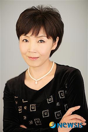 【서울=뉴시스】한현숙의 러브 Q&A&nbsp; Q. 7년을 친구로, 이후 3년을 연인으로, 그렇게 10년을 만나온 남자가 있습니다. 그 사람은 직장에서도 인정받고, 주변 사람들에게도 살갑게 구는, 나름대로 괜찮은 사람입니다. 하지만 3년 사귀는 동안 제게는 처음 몇 달을 빼고는 무관심했습니다. 함께 있어도 외롭다는 생각이 들 정도로요.&nbsp; 게다가 집에 저의 존재도 사귄지 1년이 넘어서야 얘기를 했습니다. 그것도 부모님이 선보라는 얘기를 꺼내니까 할 수 없이요. 저를 유령애인 만들고, 제 주변사람 만나는 것도 싫어하고, 도대체 그에게 저는 뭔지 모르겠습니다.&nbsp; 올해 30대에 들어서고 보니 결혼에 대해 절실해지고, 그 사람과 평생을 함께 한다면 제가 힘들 것 같은 생각도 듭니다. 그래서 더 상처 받기 전에 정리할까 하는 마음이 드는데, 이런 결정이 옳은 건지 잘 모르겠고, 나중에 후회할 것도 같고, 많은 생각이 듭니다. 조언 부탁드립니다.&nbsp; A. 서로의 존재를 인정하는 관계라야 진실됩니다. 두분이 함께 한 시간들을 가벼이 여길 수는 없지만, 중요한 건 그런 시간들을 소중히 여기는 마음입니다. 그게 아니면 그런 시간들은 족쇄가 될 수도 있습니다. 너무 오랫동안 친구로 지내다 보니 자연스러워서 굳이 말하기 어색했던 것일까요? 늘 함께 하니까요.&nbsp; 하지만 그분의 그런 태도로 인해 님이 가꿔온 관계는 흔들리고 있습니다. 그냥 서운해만 하지 말고, 그분이 그렇게 하는 이유를 알고, 어떤 문제가 있다면 해결할 시간 정도는 가져야 하지 않을까요? 관계에 신중한 건지, 주저하고 있는지, 주저한다면 그 이유는 뭔지, 이런 것들을 확인하고, 결정을 하는 게 지난 10년에 대한 예의라고 봅니다.&nbsp; 결혼정보회사 선우 커플매니저·사연접수 webmaster@couple.net&nbsp; 