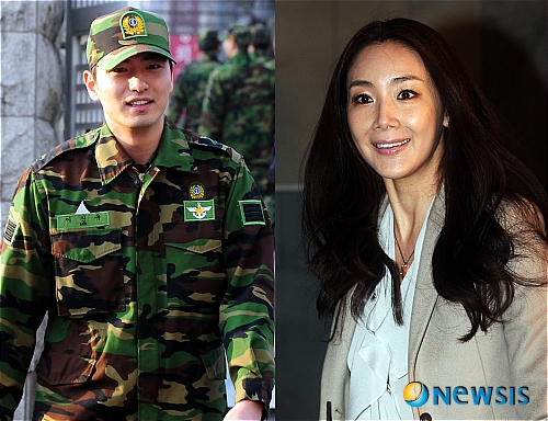 【서울=뉴시스】백영미 기자 = 탤런트 이진욱(30)과 한류스타 최지우(36)가 2년간 만남을 지속해 오고 있다.&nbsp; 현빈(29)과 송혜교(29)의 매니지먼트사는 8일 두 사람이 올해 초 결별했다고 발표했다. 현빈이 7일 해병대에 입대하고, 이진욱이 같은날 전역하면서 이진욱과 최지우의 관계로 관심이 쏠렸다.&nbsp; 이진욱의 소속사 HB엔터테인먼트 측은 "이쪽은 잘 만나고 있다"며 "주로 (이진욱이) 휴가를 나오면 얼굴을 보는 식으로 만남을 이어왔다. 일반 연인과 다르지 않다"고 전했다.&nbsp; 이진욱과 최지우는 2007년 MBC TV 드라마 '에어시티'에 함께 출연하면서 친분을 쌓아왔다. 2009년 3월 연인 사이임을 인정하고 서울 인사동 거리나 자동차에서 데이트를 즐겼다.&nbsp; positive100@newsis.com