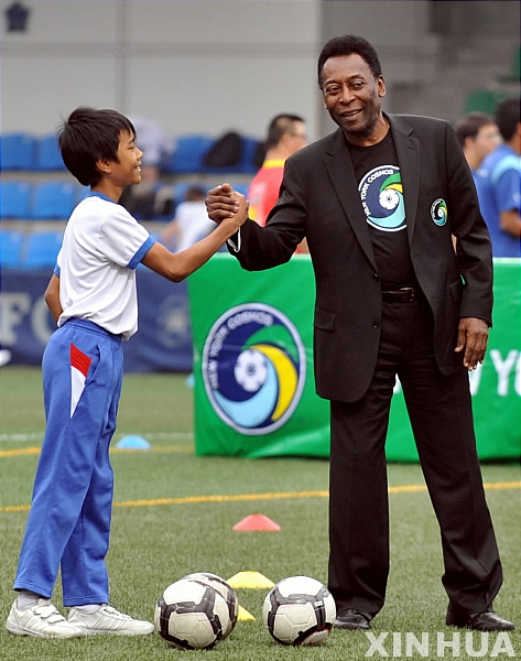【홍콩(중국)=신화/뉴시스】홍콩 축구클럽(HKFC)을 방문 중인 브라질의 축구전설 펠레(오른쪽)가 8일 열린 한 축구클리닉에 참석해 학생들을 지도하고 있다.&nbsp; 펠레는 미국 뉴욕 코스모스 축구클럽 대표 자격으로 홍콩축구클럽을 방문했다.&nbsp; 