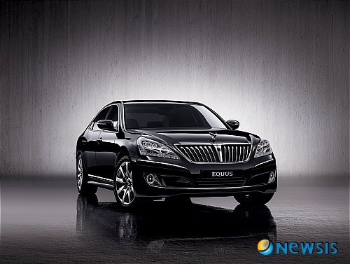 【서울=뉴시스】정병준 기자 = 현대자동차는 9일 타우 GDi 및 람다 GDi 엔진과 8단 자동변속기를 탑재한 '2012년형 에쿠스'와 '2012년형 제네시스'를 출시하며 본격 시판에 나섰다(사진=현대자동차 제공)./ photo@newsis.com 