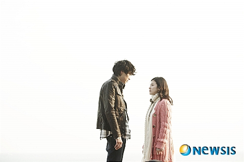 【서울=뉴시스】진현철 기자 = 영화배우 강동원(30)의 군입대 전 마지막 영화가 팬들을 찾아온다. 강동원과 송혜교(29)가 호흡을 맞춘 '러브 포 세일'이 10~16일 서울 이화여대 아트하우스 모모에서 열리는 '와레와레! 한일영화축제'에서 상영된다. 13일 오후 4시, 14일 오후 1시, 16일 오후 6시 3차례 선보일 예정이다. 14일 상영 후에는 장준환(41) 감독과 '카모메'를 연출한 일본의 유키사다 이사오(43) 감독이 관객들과 대화한다. 사랑의 기억을 사고파는 미래의 부산에서 진정한 사랑의 감정을 찾아나서는 남자 '제이'(강동원)의 이야기다. 장 감독의 특유의 몽환적인 분위기가 극대화됐고, 강동원과 송혜교가 첫사랑에 가슴아파하고 사랑을 지키기 위해 노력하는 열연이 돋보이는 작품이다. 지난해 제15회 부산국제영화제 폐막작인 옴니버스 영화 '카멜리아'라는 이름으로 '아이언 푸시'(감독 위시트 사사나티엥), '카모메'와 함께 상영돼 호평받았다. 한편 한일영화축제는 '엄마, 시집 보내기'(감독 오미보), '불고기'(〃구수연), '향기의 상실'(〃림 카와이) 등 한일공동제작 작품, 배우교류가 이뤄진 작품, 재일 한국인이 등장하는 작품 등 24편을 상영한다. 전부 무료다. www.cineart.co.kr agacul@newsis.com