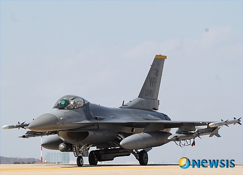 【군산=뉴시스】고석중 기자 = 9일 전북 군산 미 공군기지에서 한·미 전투기가 참여하는 '쌍매훈련(Buddy Wing)'이 펼쳐지고 있다. 일명 버디윙(Buddy Wing)으로 불리는 이 훈련은 한국 공군 20전투 비행단 소속 KF-16과 미 8 전투 비행단 F-16 전투기가 출동해 가상의 영공 침범에 대비한 전술 훈련으로 지난 8일부터 10일까지 사흘간 실시된다.&nbsp; k9900@newsis.com&nbsp; 