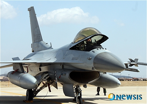 【군산=뉴시스】고석중 기자 = 9일 전북 군산 미 공군기지에서 한·미 전투기가 참여하는 '쌍매훈련(Buddy Wing)'이 펼쳐지고 있다. 일명 버디윙(Buddy Wing)으로 불리는 이 훈련은 한국 공군 20전투 비행단 소속 KF-16과 미 8 전투 비행단 F-16 전투기가 출동해 가상의 영공 침범에 대비한 전술 훈련으로 지난 8일부터 10일까지 사흘간 실시된다.&nbsp; k9900@newsis.com&nbsp; 