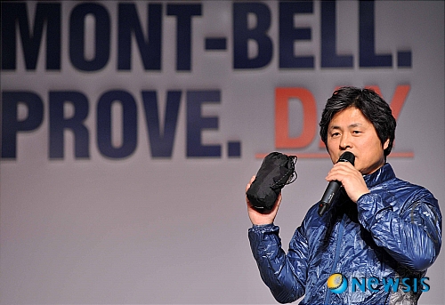 【서울=뉴시스】박상권 기자 = 김영한 몽벨 대표는 9일 서울 한남동 하얏트 호텔에서 비전선포식을 갖고 "2011년은 지난해 보다 200% 이상 매출을 올려 2013년 국내 톱5에 진입하고, 2015년 매출 3000억원을 달성하겠다"고 선언했다.&nbsp; 김 대표는 이어 "몽벨은 국내에서 지난해 연말까지 60개 매장을 열었으며 3월 말까지 90개, 연말까지는 130개의 매장을 오픈할 예정"이라며 "올해 베이징 매장 오픈을 시작으로 중국 시장에도 진출할 계획"이라고 말했다.(사진=몽벨 제공)&nbsp; photo@newsis.com