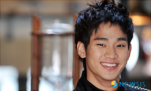 【서울=뉴시스】조수정 기자 = 드라마 '드림하이'에서 송삼동 역을 연기하며 많은 사랑을 받고 있는 탤런트 김수현이 9일 오전 서울 삼청동 한 카페에서 뉴시스와의 인터뷰 중 포즈를 취하고 있다.&nbsp;&nbsp;&nbsp;&nbsp; chocrystal@newsis.com