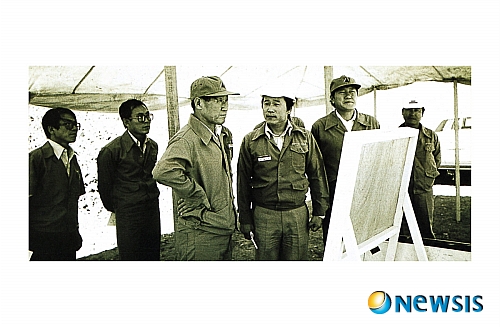 【서울=뉴시스】故 정주영 명예회장이 1979년 사우디아라비아 젯다시 공공주택 공사 현장을 살피는 모습(사진=현대자동차 제공) photo@newsis.com