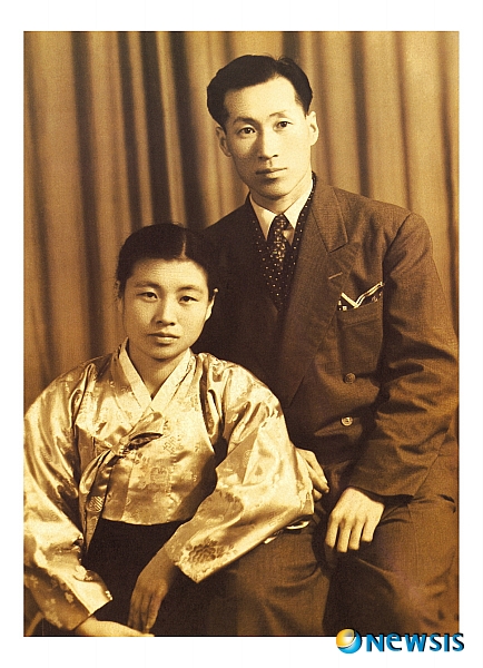 【서울=뉴시스】10일 서울 세종문화회관 미술관에서 개막한 '아산 정주영 명예회장 10주기 추모 사진전'에 전시된 사진. 1953년 정주영 명예회장이 피난지인 부산에서 아내 변중석 여사와 함께 촬영한 사진(사진=현대자동차 제공)&nbsp; photo@newsis.com