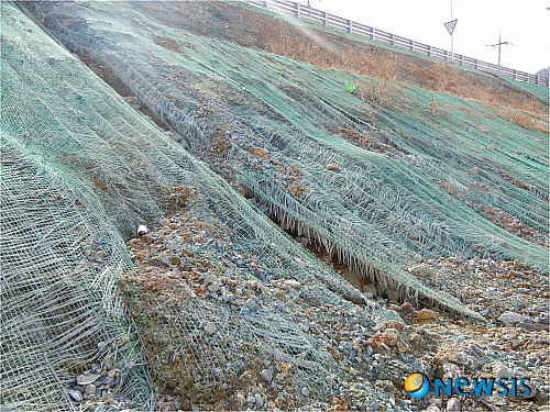 【창원=뉴시스】김해연 기자 = 경남도의회 김해연 의원은 10일 경남과 부산을 잇는 거가대교 접속도로 공사에 일부 부실시공이 있었다며 문제를 제기했다. 사진은 성토와 법면 다짐이 불량해 토사 유실과 붕괴가 발생한 거제시 연초면 송정리 접속도로 모습. (사진=김해연 의원 제공) photo@newsis.com