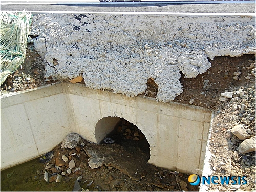 【창원=뉴시스】김해연 기자 = 경남도의회 김해연 의원은 10일 거가대교 접속도로 공사의 부실 문제를 집중 제기했다. 사진은 콘크리트 처리가 불량한 것으로 지적된 거제시 연초면 송정리 접속도로 공사 구간 내 배수로 모습.(사진=김해연 의원 제공) photo@newsis.com