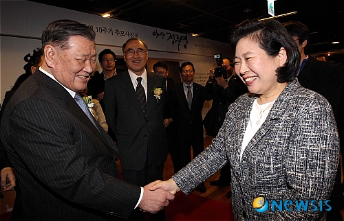 【서울=뉴시스】사진공동취재단 = 10일 세종문화회관 세종홀에서 열린 아산 정주영 10주기 추모사진전에서 사진 관람을 마친 정몽구 현대차 회장과 현정은 현대그룹회장이 악수를 하고 있다. photo@newsis.com