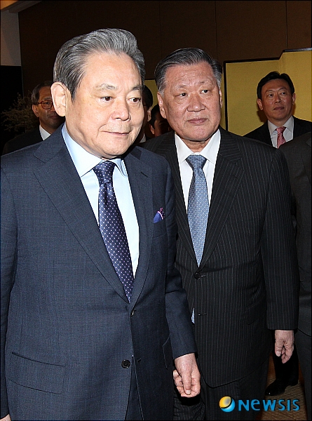 【서울=뉴시스】박세연 기자 = 삼성 이건희 회장과 현대기아차그룹 정몽구 회장이 10일 오후 서울 용산구 한남동 하얏트호텔에서 열린 전경련 회장단회의에 참석해 만찬장으로 이동하고 있다. psy5179@newsis.com