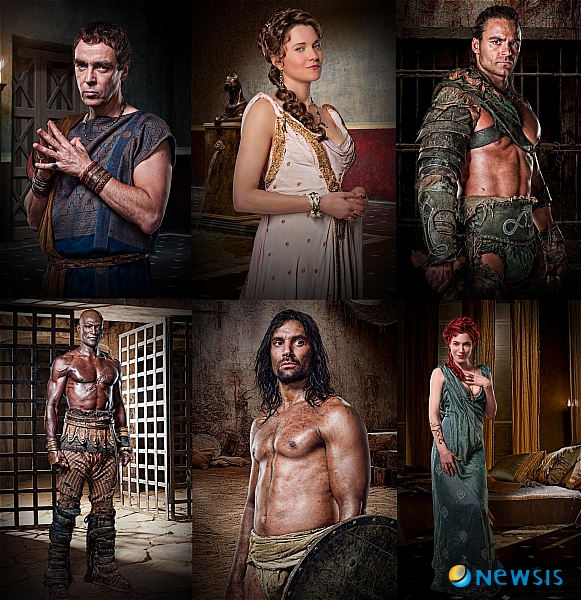 【서울=뉴시스】김정환 기자 = 미국 드라마 '스파르타쿠스'의 시즌2인 '스파르타쿠스: 갓 오브 아레나'(60분물 6부작 HD시리즈·19세 이상 시청가)가 케이블채널 OCN을 통해 11일부터 금요일 자정에 1편씩 6주간 방송된다. 영화 '스파이더맨'의 샘 레이미 감독과 할리우드 제작자 로브 태퍼트가 제작한 스펙터클 액션시리즈다. 시즌2는 시즌1의 이전 내용을 담은 '프리퀄' 스토리다. 스파르타쿠스 등장 이전으로 시점이 돌아가 스파르타쿠스를 잔혹한 노예 검투사로 만든 훈련소 주인 바티아투스(존 해너)와 아내 루크레시아(루시 로리스)가 최고의 검투사 집안으로 성장해가는 과정을 풀어낸다. 스파르타쿠스와 대립각을 세웠던 챔피언 검투사 크릭수스(마누 베넷), 냉혹한 교관 오네노마우스(피터 멘사) 등 시즌1에서 활약한 주요 인물들의 과거 이야기와 현란한 액션이 압권이다. 시즌1에서 검증된 충격 액션과 감각적인 성(性) 묘사, 웅장한 영상미를 그대로 살리면서 권력과 야망을 향한 피비린내 나는 검투사들의 대결, 귀족들의 계략과 음모, 고대 로마의 사랑과 탐욕들을 더욱 파격적으로 그려내 볼거리를 선사하게 된다. 바티아투스(존 한나)는 카푸아시 검투사 양성소의 주인이다. 절제하고, 전통을 중시하는 부친과 달리 대담하고 충동적이며 파괴적이다. 아내 투크레티아와 함께 음모와 계략을 펼쳐서라도 야망을 이루려 한다. 루크레시아는 남편 바티아투스의 조력자이자 남자보다 더 야망이 큰 여인이다. 권력, 정쟁, 모략에 천부적인 재능을 갖고 있다. 가니커스(더스틴 클레어)는 이번 시즌의 새로운 인물이다. 바티아투스 검투사 양성소의 핵심 검투사로 검투사의 정석을 보여준다. 오이노마우스(피터 멘샤)는 전설적인 괴물 검투사 테오클레스와의 싸움에서 살아남은 유일한 인물이다. 시즌 1에서는 검투사 양성소 교관으로 나왔다. 크릭서스(마뉴 베넷)는 시즌 1에서 스파르타쿠스가 나타나기 전까지 카푸아시의 챔피언이었다. 처음 검투사가 됐을 때의 모습부터 최고의 검투사로 성장하는 과정이 리얼하게 그려진다. 가이아(제이미머레이)는 루의 오랜친구다. 아름답지만 교활한 인물로 팜 파탈적인 매력을 가진 여인이다. OCN은 "시즌2는 미국 유료 케이블채널 스타스에서 지난달 21일 방송을 시작한 이래 시청자 280만명을 TV 앞으로 모으며 미국 케이블TV 시청률 1위를 기록했다"며 "2월26일 케이블 유료채널 캐치온 방송 당시에도 큰 인기를 누린 만큼 기대해도 좋을 것"이라고 자신했다. <사진> 위 왼쪽부터 시계방향으로 바티아투스, 루크레시아, 가니커스, 가이아, 크릭서스, 오이노마우스 ace@newsis.com