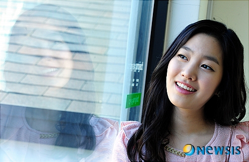 【서울=뉴시스】서재훈 기자 = MBC TV 월화드라마 '짝패'에서 동녀(한지혜)의 아역으로 출연한 배우 진세연이 11일 서울 삼청동 한 카페에서 인터뷰 전 포즈를 취하고 있다.&nbsp; jhseo@newsis.com