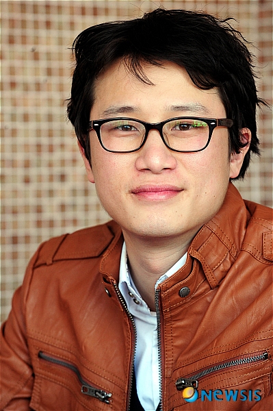 【서울=뉴시스】서재훈 기자 =&nbsp; 영화계에서 미친 존재감으로 떠오른 배우 송새벽이 첫 주연을 맡은 가족 코믹 멜로물 영화 '위험한 상견례' 개봉을 앞두고 11일 서울 삼청동 한 카페에서 포즈를 취하고 있다. 개봉은 오는 31일.&nbsp;&nbsp; jhseo@newsis.com