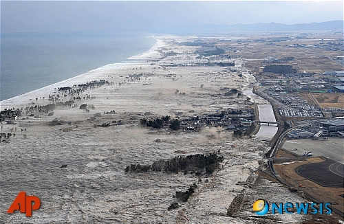 【이와누마=AP/뉴시스】 2011년 3월 11일 쓰나미가 덮치고 있는 이와누마 해변지역의 모습. 2016.03.08