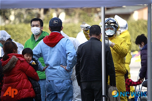 【고리야마(일본)=AP/뉴시스】일본 강진 발생 3일째인 13일 후쿠시마현 고리야마에서 후쿠시마 원전 인근 대피 주민들이 피폭 검사를 받고 있다.