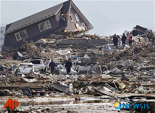 【미나미산리쿠(일본)=AP/뉴시스】일본 동북부 규모 9.0의 강진 발생 사흘째인 13일 미야기현 미나미산리쿠 주민들이 폐허가 된 터전을 걸어나오고 있다. 일본 현지 언론은 사망자 수가 1만 명을 넘어섰다고 보도했으며 간 나오토 일본 총리는 이번 대지진이 "2차 세계대전 이후 가장 어려운 위기"라며 전국민의 단결을 호소했다.