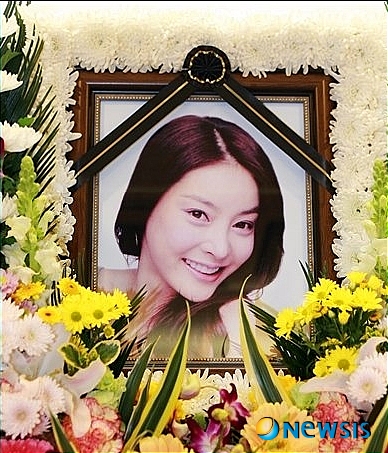 【서울=뉴시스】김지은 기자 = 케이블채널 MBC라이프 '히스토리 후'가 15일 밤 11시 '장자연의 못다한 이야기'를 방송한다.&nbsp; 탤런트 장자연(1980~2009)과 각별한 관계였다는 수감자 전모씨의 주장과 그를 의심하는 의견들, 국과수에 의뢰한 장자연 친필편지과 관련된 진실을 파헤친다.&nbsp; 1인 시위에 나선 영화배우 문성근(58)도 찾아간다. 9일 서울 태평로의 신문사 앞에서 문성근은 "길 위에서 꽃 한송이 올립니다. 정말 미안합니다. 장자연님"이라는 피켓을 들었다.&nbsp; 문성근은 "젊은 배우가 자기 생명을 끊으면서 억울하다 호소했는데 그것에 대해 우리 사회가 제대로 응답을 못하고 있는 현실이 안타깝다"며 "나 자신도 배우라는 직업을 가진 터라 더욱 안타깝다. 장자연 그녀를 죽음으로 내 몬 이 사회에 그 책임을 물 필요가 있다"고 말했다.&nbsp; 제작진은 "피해자만 있고 가해자는 없는 장자연 사건은 회사의 조직적 로비 과정에 노리개로 쓰인 힘없는 신인 여배우의 현실을 말해준다"며 "그 대상에 금융사와 언론사 간부가 포함돼 있어 사회적으로 시사하는 바가 더 크다"고 전했다.&nbsp; kje1321@newsis.com