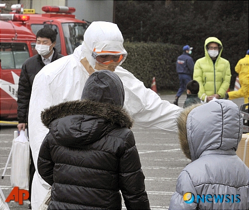 【고리야마(일본)=AP/뉴시스】일본 북동부 지진 발생 닷새째인 15일 후쿠시마현 고리야마에서 주민들이 방사능 오염 검사를 받고 있다.&nbsp;&nbsp; 