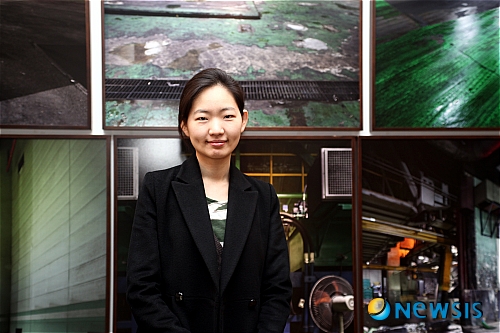 【서울=뉴시스】유상우 기자 = 금혜원(32)은 도시의 쓰레기 처리시설과 재개발 현장을 사진에 담는다. 대학에서 동양화를 전공했지만 "빠르게 변화하는 도시를 그림에 담기가 벅차 사진기를 들었다"는 작가다.