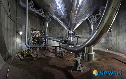 【서울=뉴시스】유상우 기자 = 금혜원(32)은 도시의 쓰레기 처리시설과 재개발 현장을 사진에 담는다. 대학에서 동양화를 전공했지만 "빠르게 변화하는 도시를 그림에 담기가 벅차 사진기를 들었다"는 작가다.