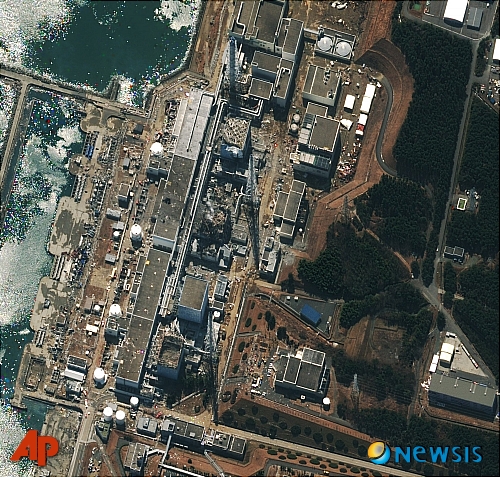 【후쿠시마(일본)=AP/뉴시스】일본 동북부 강진 7일째인 17일 후쿠시마현 다이이치 원전의 모습이 위성사진으로 보이고 있다.&nbsp;&nbsp;&nbsp;&nbsp; 