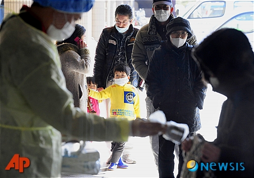 【후쿠시마=AP/뉴시스】후쿠시마 주민들이 2011년 3월18일 방사선 누출 위험이 커짐에 따라 줄을 지어 방사선 검사를 받고 있다.