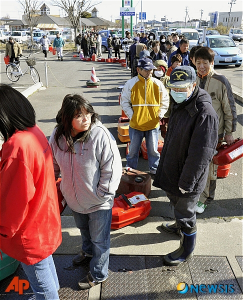 【와타리=AP/뉴시스】일본 북부 와타리에서 18일 주민들이 기름을 사기 위해 주유소 앞에 긴줄을 이뤄 기다리고 있다.