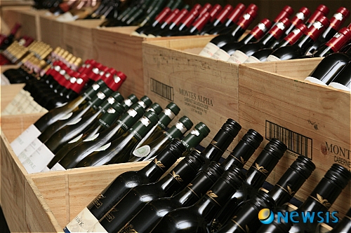【부산=뉴시스】하경민 기자 = 부산 롯데호텔 베이커리 델리카한스는 오는 23일부터 나흘 간 호텔 1층 로비에서 '와인오픈마켓' 행사를 진행한다. 이번 행사에서는 누구나 부담없이 즐길 수 있는 다양한 가격대의 와인을 소개한다. 1만원, 1만5000원, 2만원, 3만원 균일가 행사는 물론 역대 세계 수상와인을 할인, 매일 200병 한정 60% 할인 판매행사가 마련된다. (사진=부산 롯데호텔 제공)&nbsp;&nbsp; yulnetphoto@newsis.com