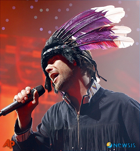 【서울=뉴시스】이재훈 기자 = 세련된 그루브로 유명한 영국의 애시드 재즈 밴드 '자미로콰이'가 4년 만에 내한한다.&nbsp; 13일 공연기획사 액세스 이엔티에 따르면, 자미로콰이는 8월22일 오후 8시 잠실 실내체육관에서 '아우디 라이브 2012–자미로콰이 내한공연'을 펼친다. 2008년 첫 내한공연 당시 예매 5분만에 전석을 매진시켰다.&nbsp; 1992년 결성된 자미로콰이는 '인코그니토'와 함께 영국의 애시드 재즈를 대표하는 6인 프로젝트 밴드다. 팝적인 멜로디를 바탕으로 펑크와 재즈가 조화를 이룬 음악으로 실력을 인정받고 있다.&nbsp;&nbsp; 세계에서 2500만장이 넘는 앨범 판매량을 기록 중이다. 팝의 본토인 미국·영국뿐 아니라 일본과 한국의 트렌드세터들에게도 인기다. 특히 프런트맨 제이 케이(43)의 무대매너와 매력 때문에 자미로콰이를 그의 솔로밴드로 알고 있는 팬도 상당수다.&nbsp; 1993년 1집 '이머전시 온 플래닛 어스'로 '마빈 게이의 재림' '영 스티비 원더' 등의 수식어를 이끌어내며 영국차트 1위에 올랐다. 1994년 2집 '더 리턴 오브 더 스페이스 카우보이'로 브릿 어워드 5개부문 후보에 오르며 성공 가도를 달렸다.&nbsp; 1996년 3집 '트래블링 위드아웃 무빙'은 '버추얼 인새너티(Virtual Insanity)' '코스믹 걸' 등의 대표곡을 양산했다. 2010년 5년 만에 7번째 정규앨범 '록 더스트 라이트 스타(Rock Dust Light Star)'를 발표, 감성적이고 트렌디한 그루브를 선보였다. 이 앨범으로 83차례에 걸친 월드 투어 중이다.&nbsp; 이번 내한공연은 투어의 하나다. 브라스·퍼커션·키보드 등의 악기를 추가, 그루브의 정점을 선보이겠다는 각오다. 티켓은 20일 오후 12시부터 인터파크를 통해 예매할 수 있다. 11만~13만2000원. 02-3141-3488&nbsp; realpaper7@newsis.com 