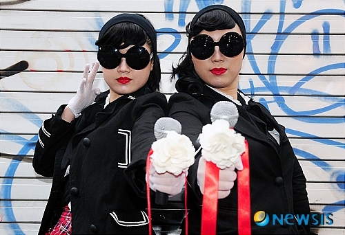 【서울=뉴시스】박동욱 인턴기자 = 장기하와 얼굴들에서 독립한 가수 미미 시스터즈가 19일 오후 서울 마포구 홍대 거리에서 포즈를 취하고 있다. 미미 시스터즈는 지난 18일 첫 앨범 '미안하지만…이건 전설이 될거야'를 발표했다.&nbsp;&nbsp;&nbsp; fufus@newsis.com