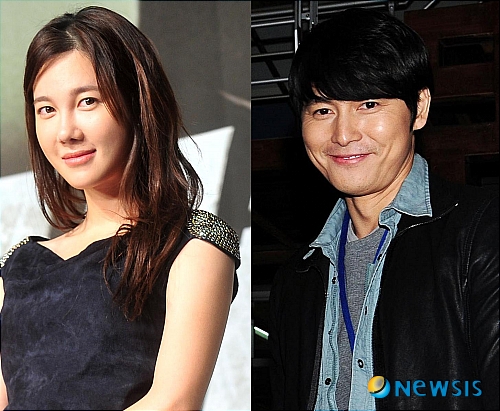 【서울=뉴시스】진현철 기자 = 영화배우 정우성(38)이 이지아(30)와 열애중이라는 사실을 인정했다. 정우성은 20일 팬카페에 "마음 가는 새로운 친구가 생겨 드라마 종료 후부터 즐거운 시간을 함께 갖기 시작하는 단계입니다"라고 썼다. 이날 오후 서울 자양동 나루아트센터에서 열린 팬미팅에서도 이지아에 대해 언급했다. 앞서 이지아와 정우성은 지난 6일 프랑스 파리에서 데이트하는 모습이 포착돼 열애설에 휩싸였다. 양측 모두 가타부타 입장을 밝히지 않았었다. 한편, 정우성과 이지아는 최근 끝난 드라마 '아테나: 전쟁의 여신'에서 국가위기방지특수기관(NTS) 동료요원이자 옛 연인사이를 연기했다. agacul@newsis.com