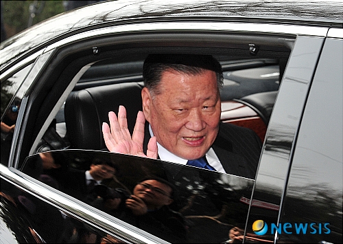 【하남=뉴시스】박세연 기자 = 고 정주영 회장 10주기인 21일 오전 정몽구 현대기아자동차그룹 회장이 경기도 하남시 창우리 정주영 회장 선영에서 참배를 마친 후 나서고 있다.&nbsp;&nbsp;&nbsp;&nbsp; psy5179@newsis.com