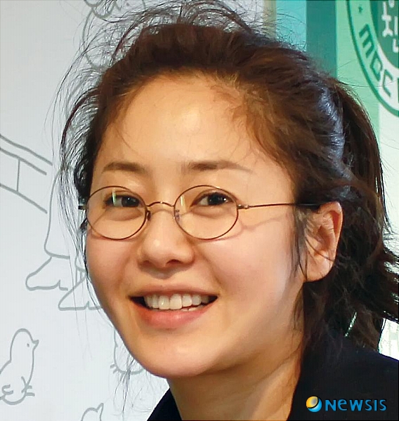 【서울=뉴시스】진현철 기자 = 탤런트 고현정(40)과 유해진(41), 성동일(44), 김태우(40), 고창석(41) 등이 영화 '미스고 프로젝트'(가제·감독 정범식·제작 도로시)로 뭉친다. 21일 투자배급사 NEW에 따르면, 지난해 말 이미 고현정이 출연을 확정한 이 영화에 유해진, 성동일, 김태우, 고창석이 합세했다. 최민식(49)은 특별 출연한다. 국내 최대 범죄조직과 이들을 쫓는 형사들, 그리고 이들의 마약거래에 우연히 휘말리게 된 공황장애 환자 '천수로'(고현정)가 일생일대의 임무를 수행해가는 과정을 담을 액션 코미디다. 2007년 공포영화 '기담'을 제작한 영화사 도로시와 연출을 맡은 '정가형제' 감독 가운데 정범식 감독이 다시 만났다. '해결사' '초능력자' '헬로우고스트' '그대를 사랑합니다' 등을 투자배급한 NEW가 힘을 싣는다. 4월말 첫 촬영에 들어간다. agacul@newsis.com