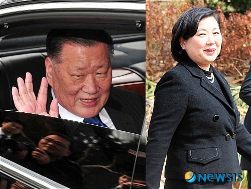 【하남=뉴시스】박세연 기자 = 고 정주영 회장 10주기인 21일 오전 경기도 하남시 창우리 선영에서 정몽구 현대차그룹 회장과 현정은 현대그룹 회장이 참배를 마치고 나서고 있다. psy5179@newsis.com