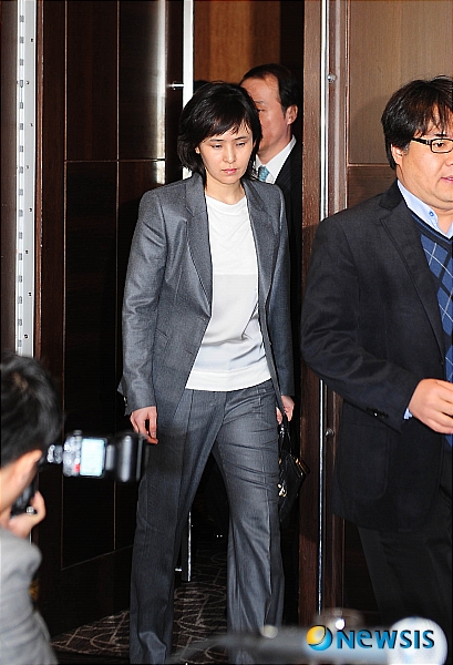 【서울=뉴시스】김인철 인턴기자 = 22일 오후 서울 중구 롯데호텔에서 열린 '신정아 자전 에세이 4001 출간 기자간담회'에서 신정아 전 교수가 자리에 참석하고 있다.&nbsp; yatoya@newsis.com