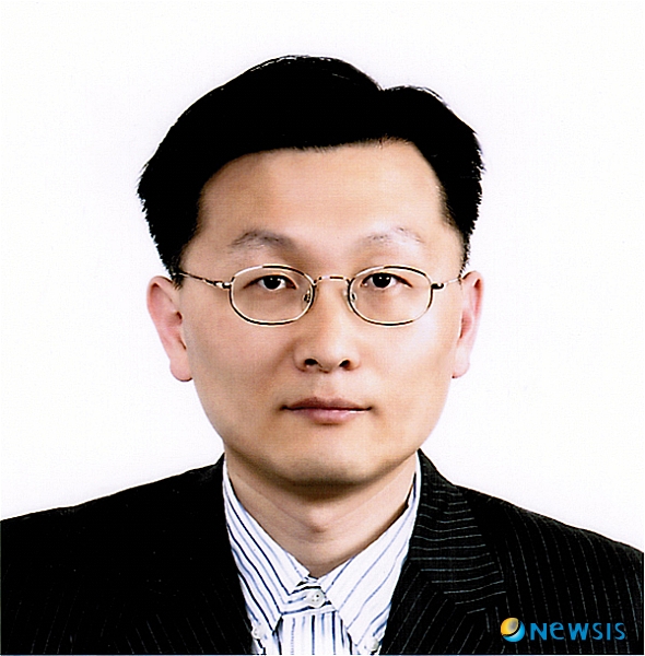 【울산=뉴시스】조현철 기자 = UNIST(총장 조무제)는 23일 이종훈 교수(기계신소재공학부)와 김관표 연구원(美 UC 버클리대 물리학과 박사과정) 연구팀이 주도한 '다결정(多結晶) 그래핀의 결정입계 규명' 관련 논문이 나노 분야의 대표저널인 'ACS NANO'지 22일자에 COVER 및 연구전망 논문(PERSPECTIVE)으로 발표, 상용화를 위한 그래핀 연구의 새장을 연 것으로 평가되고 있다고 밝혔다. 사진은 이종훈 교수. (사진=울산과학기술대학교 제공) photo@newsis.com