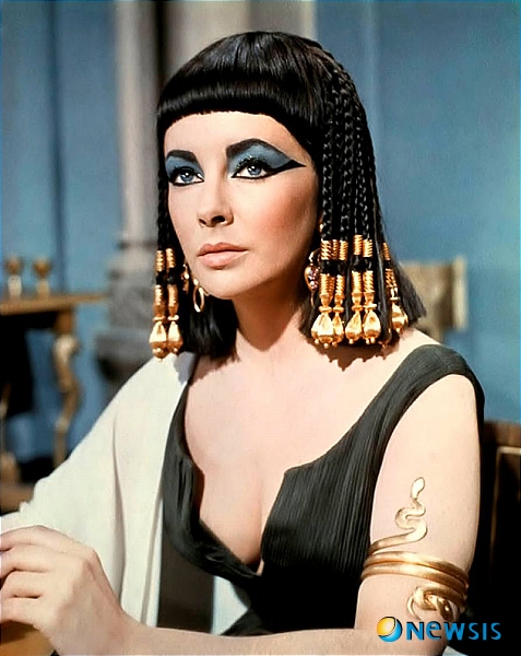 【서울=뉴시스】신동립 기자 = '20세기의 미녀' 엘리자베스 테일러(79)가 23일(현지시간) 미국 로스앤젤레스 시더스 시나이 메디컬센터에서 울혈성 심부전으로 사망했다. 6주 가까이 입원치료를 받았으나 일어서지 못했다. 미모와 탁월한 연기력을 겸비한 세기의 여우다. 61년 '버터필드 8'의 매춘부 역으로 오스카 여우주연상을 받았다. '누가 버지니아 울프를 두려워 하랴'로 67년 아카데미 여우주연상을 또 탔다. 96년 20세 연하의 여덟번째 남편 래리 포텐스키와 생애 마지막 이혼 이후에도 테일러는 데이트를 즐겼다. 옛 남자친구인 멕시코 변호사 빅터 루나(81)와 다시 만나고 있다는 얘기도 7년 전까지 나돌았다. 그러나 더 이상은 무리였다. '늙어지면 못 노나니'에는 예외가 없었다. 엉덩이와 등이 몹시 아픈 테일러는 에이즈 행사장에 휠체어를 타고 나왔다. 제대로 걷지도 못한 테일러의 노환은 '노세 노세 젊어서 노세'가 중첩된 결과다. 57년 맹장수술, 62년 자살기도와 약물 과다복용, 68년 기관지 절개술과 자궁 적출술을 당한 몸이다. 알코올 중독은 83, 88년 그녀를 베티포드센터에 입원시켰다. 여기에 당뇨병, 비만, 폭식증까지 노화를 거들었다. 팬들은 그녀가 클레오파트로 남아있기를 바랐다. 63년 주연 영화 '클레오파트라' 이후 굳어진 별명이다. 163㎝, 36C-21-36인치 시절이다. '피어나기 전인 유소년에게서 구하지 못할 바'이며 '시들어 가는 노년에게서 구하지 못할 바'인 청춘의 광채를 발산하던 리즈 테일러는 더 이상 없었다. 클레오파트라가 사라진 자리에는 '에이즈 퇴치운동의 잔다크'가 있었다. 91년 자신의 이름을 건 에이즈재단을 설립한 테일러는 에이즈 퇴치운동에 여생을 바쳤다. 두문불출 하다가도 에이즈 연구기금 모금 행사에는 병든 노구를 드러냈다. "연기는, 요즘의 내게, 부자연스러운 것이다. 사람들이 고통받는 것을 보는 게 진짜다." 테일러는 5년 전부터 주변을 정리해왔다. 사후 자신의 모든 소유물을 경매에 부치기로 경매업체 크리스티와 합의했다. 보석, 미술품, 의상, 가구, 그리고 추억과 사연이 깃든 온갖 기념품들이다. 테일러는 12년 전부터 크리스티 측에 경매물건을 내놓았다. 1969년 아카데미 시상식에서 입은 드레스는 99년 경매에서 15만 달러에 팔렸다. 낙찰금은 전액 미국에이즈연구재단에 전달됐다. 2002년에도 크리스티는 테일러의 보석 9점을 경매, 엘리자베스테일러 에이즈재단에 기부했다. 개중에는 리처드 버튼(1925~1984)의 첫 선물인 다이아몬드 에머랄드 반지도 들어 있다. 버튼은 테일러의 5, 6번째 남편이다. reap@newsis.com