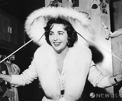 【서울=뉴시스】진현철 기자 = 미녀배우의 대명사 엘리자베스 테일러(79)가 23일(현지시간) 미국 로스앤젤레스 시더스 시나이 메디컬센터에서 울혈성 심부전으로 사망했다. 영국배우 리처드 버튼(1925~1984)과 2차례 결혼을 포함, 여덟번이나 결혼한 '자유부인'이었으나 말년은 아름다웠다. 에이즈 예방 홍보대사로 봉사활동에 매진했다. 영화 '자이언트'를 함께 한 배우 록 허드슨(1925~1985)이 에이즈에 걸리자 1985년 에이즈 퇴치운동에 발벗고 나섰다. 에이즈에 대한 인식이 정립되지 않았을 때였다. 제대로 된 교육을 받지 못했고, 간호사들조차 에이즈 환자 돌보기를 주저했었다. 테일러는 적극적이었다. "에이즈로 죽음에 문턱에 있는 친구들이 있다"며 "무언가를 하고 싶은데 내가 할 수 있는 일은 기금을 모으는 것을 돕고, 잘못된 인식 바로잡기를 돕는 것"이라며 앞장섰다. 1991년에는 자신의 이름을 건 에이즈재단을 설립했고, 1969년 아카데미 시상식에서 입은 드레스를 1999년 경매에 부쳐 낙찰금 15만 달러를 미국에이즈연구재단에 전달했다. 영국 엘리자베스 2세 여왕은 테일러의 에이즈 퇴치활동 공로를 인정, 2000년 버킹엄궁에서 데임 작위를 내렸다. 테일러는 병환으로 몸을 가누지 못하는 상황이었지만 최근까지도 에이즈 퇴치기금 마련 행사에 휠체어를 타고 참석하는 열의를 보였다. 미국에이즈연구재단(amfAR)은 "에이즈 퇴치에 가장 감명 깊은 인물 중 하나" "수백만명의 삶을 연장한 기념비적 유산을 남긴 인물"이라고 칭송했다. 에이즈로 투병중인 미국프로농구(NBA) 스타 매직 존슨(52)은 "엘리자베스, HIV와 에이즈 전쟁에 도움을 주셔서 감사합니다. 세계가 당신을 그리워 할 것입니다"라고 애도했다. 영국의 팝 뮤지션 엘턴 존(64)은 "할리우드의 거인, 놀라운 분"이라고 표현했다. 존은 "그녀는 빼어난 외모와 영화 주인공으로서 우리의 숭배를 받았다"며 "또 다른 사람들이 머릿 속에 묻어두려고 했던 에이즈 문제를 끄집어 내 당당히 맞선 용기와 연민, 그리고 사랑이 있어 존경을 받는다"고 말했다. 테일러는 1961년 '버터필드 8'의 매춘부 역으로 오스카 여우주연상을 받았다. '누가 버지니아 울프를 두려워 하랴'로 67년 아카데미 여우주연상을 또 탔다. 미모와 연기, 봉사로 20세기를 풍미한 여배우였다. agacul@newsis.com