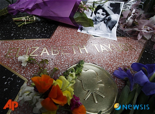 【서울=뉴시스】진현철 기자 = 23일(현지시간) 사망한 영국 출신 할리우드 슈퍼스타 엘리자베스 테일러(79)를 세계가 애도하고 있다. 미국영화협회(MPAA)는 "테일러의 연기는 시대와 세대를 초월해 영화팬들에게 남았다"며 "연기뿐 아니라 에이즈와의 싸움에 기울인 노력에서도 큰 발자취를 남긴 진정한 미국의 아이콘이었다"고 추모했다. 테일러가 홍보대사로 활동한 에이즈건강재단은 "에이즈 환자뿐 아니라 질병과 싸워온 많은 이들의 가슴에 특별히 남아 있다"며 "오랜 시간 우리와 함께 한 그녀를 잊지 못할 것"이라고 밝혔다. 가수 마돈나(53)는 "위대한 전설이 사라졌다는 것을 유감으로 생각한다"며 "배우로서 뿐 아니라 에이즈 활동가로서의 놀랍고 열정적인 활동까지 존경했다"고 슬퍼했다. MC 래리 킹(78)은 "훌륭한 친구이자 스타, 배짱있는 여자였다"며 "다시는 그런 사람을 볼 수 없을 것"이라고 추억했다. 영국 뮤지션 엘턴 존(64)과 팝스타 바브라 스트라이샌드(69), 머라이어 캐리(41), 영화배우 우피 골드버그(56), 에이즈 투병중인 미국프로농구(NBA) 스타 매직 존슨(52) 등도 비통해했다. 영화배우 박중훈(45)은 "엘리자베스 테일러가 사망했네요. 참 대단한 스타였는데…"라고 아쉬워했다. 영화평론가 심영섭(45)씨는 "눈부셨던 미 그 자체였던 그녀, 한 때 그녀만 얻을 수 있다면 모든 걸 버릴 남자들이 줄 섰던, 바로 그녀가 세상에 없네요"라고 적었다. 할리우드 명예의거리에 있는 테일러의 '스타 동판'에도 팬들의 발길이 이어지고 있다. 테일러는 미국 로스앤젤레스 시더스 시나이 메디컬센터에서 울혈성 심부전으로 별세했다. 6주 가까이 입원치료를 받았으나 일어서지 못했다. agacul@newsis.com