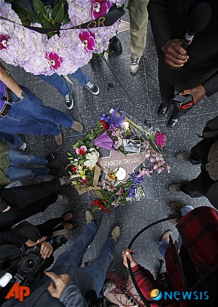 【서울=뉴시스】진현철 기자 = 23일(현지시간) 사망한 영국 출신 할리우드 슈퍼스타 엘리자베스 테일러(79)를 세계가 애도하고 있다. 미국영화협회(MPAA)는 "테일러의 연기는 시대와 세대를 초월해 영화팬들에게 남았다"며 "연기뿐 아니라 에이즈와의 싸움에 기울인 노력에서도 큰 발자취를 남긴 진정한 미국의 아이콘이었다"고 추모했다. 테일러가 홍보대사로 활동한 에이즈건강재단은 "에이즈 환자뿐 아니라 질병과 싸워온 많은 이들의 가슴에 특별히 남아 있다"며 "오랜 시간 우리와 함께 한 그녀를 잊지 못할 것"이라고 밝혔다. 가수 마돈나(53)는 "위대한 전설이 사라졌다는 것을 유감으로 생각한다"며 "배우로서 뿐 아니라 에이즈 활동가로서의 놀랍고 열정적인 활동까지 존경했다"고 슬퍼했다. MC 래리 킹(78)은 "훌륭한 친구이자 스타, 배짱있는 여자였다"며 "다시는 그런 사람을 볼 수 없을 것"이라고 추억했다. 영국 뮤지션 엘턴 존(64)과 팝스타 바브라 스트라이샌드(69), 머라이어 캐리(41), 영화배우 우피 골드버그(56), 에이즈 투병중인 미국프로농구(NBA) 스타 매직 존슨(52) 등도 비통해했다. 영화배우 박중훈(45)은 "엘리자베스 테일러가 사망했네요. 참 대단한 스타였는데…"라고 아쉬워했다. 영화평론가 심영섭(45)씨는 "눈부셨던 미 그 자체였던 그녀, 한 때 그녀만 얻을 수 있다면 모든 걸 버릴 남자들이 줄 섰던, 바로 그녀가 세상에 없네요"라고 적었다. 할리우드 명예의거리에 있는 테일러의 '스타 동판'에도 팬들의 발길이 이어지고 있다. 테일러는 미국 로스앤젤레스 시더스 시나이 메디컬센터에서 울혈성 심부전으로 별세했다. 6주 가까이 입원치료를 받았으나 일어서지 못했다. agacul@newsis.com