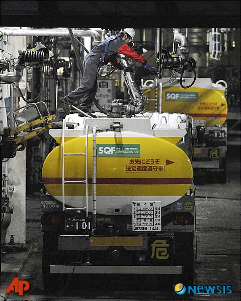 [가와사키=AP/뉴시스] 일본 쿄 남쪽 가와사키에 있는 정유공장에서 유조차에 연료유를 싣고 있다. 자료사진. 2025.07.10     