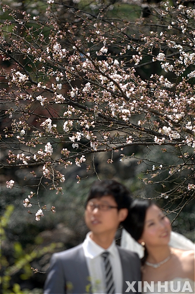 【서울=뉴시스】김정환 기자 = 결혼정보회사 선우가 운영하는 글로벌 매칭사이트 '커플닷넷(couple.net)'이 중국어권 공략에 본격적으로 나선다.&nbsp; 커플닷넷은 이미 호응을 얻고 있는 영어권에 이어 두 번째 해외서비스인 중국어권 서비스를 시작했다고 15일 밝혔다.&nbsp; 이에 따라 세계 중국어권 남녀들은 커플닷넷을 통해 원하는 이성과 만날 수 있게 됐다.&nbsp; 선우는 1991년 회사 설립 당시부터 중국어권 공략을 꿈꿨다. 이웅진(46) 대표는 국내는 물론 향후 중국시장 진출계획을 세우고 사명을 착할 선(善), 배우자 우(偶)로 지었다. 중국어로 '결혼정보회사'라는 뜻을 담고 있는 shanou(善偶; 좋은 배우자)를 회사이름으로 쓴 것도 이런 이유에서다. 물론 중국에 일찌감치 상표등록까지 마친 상태다.&nbsp; 커플닷넷은 하반기에는 스페인어권, 내년에는 일본어권 서비스에 들어갈 계획이다.&nbsp; 이 대표는 "커플닷넷을 통해 국가가 아니라 언어만 같으면 세계인이 맺어질 수 있는 진정한 글로벌화가 실현될 기틀이 비로소 마련됐다"며 "20년 전만 해도 괄시받았던 비주류 업종, 지금도 행정체계 내에서는 세탁업과 같은 영세업자 코드로 분류되는 업종, 이런 대접을 받아온 결혼정보회사가 대기업이나 가능한 글로벌 비즈니스를 시작한다. 이 도전과 변화의 바람이 짝을 찾는 전세계 싱글들의 마음을 어떻게 움직일지 지켜봐 달라"고 자신했다.&nbsp; 커플닷넷은 결혼정보회사의 대표 격인 선우가 21년의 경험과 기술력을 압축해 구축한 매칭 사이트다. 종전 200만원대 매니저 서비스를 3만원대로 낮춰 대중화 했다.&nbsp; 커플닷넷은 회원이 직접 원하는 이성을 검색해서 찾는 '셀프 매칭', 인공지능화된 매칭 시스템이 회원에게 어울리는 이성을 자동 추천해주는 '추천 매칭' 등 두 가지 매칭 서비스를 가동 중이다. 이들 매칭 서비스는 선우가 개발한 배우자 지수를 기반으로 하고 있다.&nbsp; 배우자 지수는 선우가 그 동안 결혼시킨 2만3000여명의 데이터를 바탕으로 결혼에 이르는 남녀 만남의 공식을 분석, 데이터 베이스 체계로 분류한 지수다. 각 회원의 프로필을 사회·경제적 능력(직업·학벌), 신체 매력(신장·체중), 가정 환경(부모·형제의 학력·직업)으로 카테고리화 한 결과가 배우자 지수로 합산된다. 남성은 사회·경제적 능력, 여성은 신체 매력이 상대적으로 높게 반영된다.&nbsp; ace@newsis.com