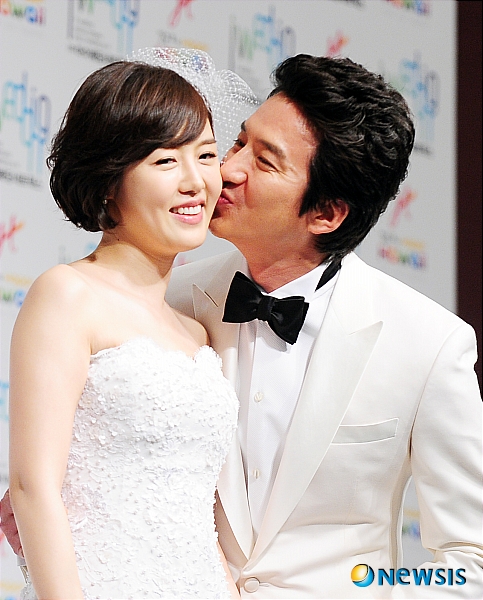 【서울=뉴시스】박동욱 인턴기자 = 배우 정준호와 이하정 MBC 아나운서가 25일 서울 광진구 쉐라톤그랜드워커힐 호텔에서 결혼식 기자회견에 앞서 포즈를 취하고 있다.&nbsp;&nbsp;&nbsp; fufus@newsis.com