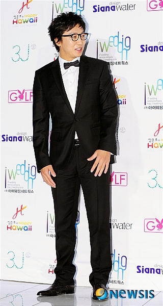 【서울=뉴시스】박동욱 인턴기자 = 25일 서울 광진구 쉐라톤그랜드워커힐 호텔에서 열린 배우 정준호와 이하정 MBC 아나운서 커플의 결혼식에 참석한 방송인 탁재훈이 포토월에서 포즈를 취하고 있다.&nbsp; fufus@newsis.com