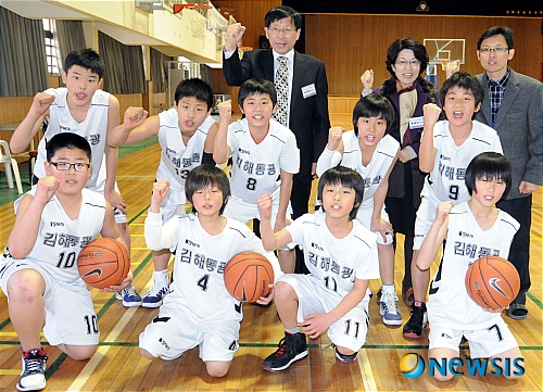 【김해=뉴시스】강정배 기자 = 27일 오전 숲 속에 교정이 위치해 있는 경남 김해시 동상동 동광초등학교(교장 서성호·61). 이날 명품학교로 거듭나고 있는 김해 동광초등학교 서 교장과 교감, 지도교사 등이 학교 농구부가 연습을 하고 있는 강당을 방문, 취재를 위해 파이팅을 외치고 있다. kjb@newsis.com