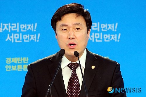 【서울=뉴시스】이광호 기자 = 한나라당 안형환 대변인이 27일 오후 서울 여의도 당사에서 가진 현안관련브리핑에서 "민주당 등 야당은 더이상 야권연대라는 말로 국민의 눈을 흐리지 말아야 한다"고 말하고 있다.&nbsp; skitsch@newsis.com