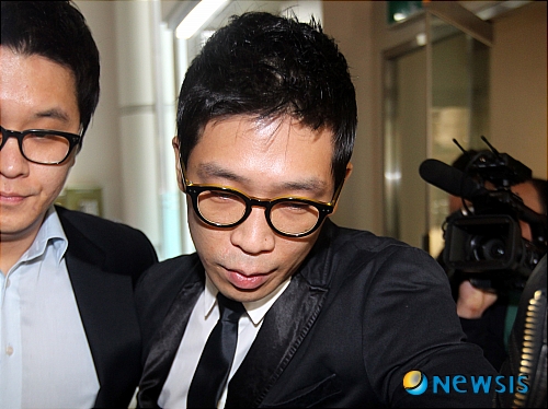 【서울=뉴시스】전진환 기자 = 28일 오후 고의발치로 병역기피 혐의를 받고있는 가수 MC몽이 서울중앙지법에서 열린 최종 공판에서 최후 변론를 위해 들어서고 있다. amin2@newsis.com